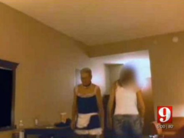 Homem vestido de empregada sexy foi preso acusado de prostituição (Crédito: Reprodução)