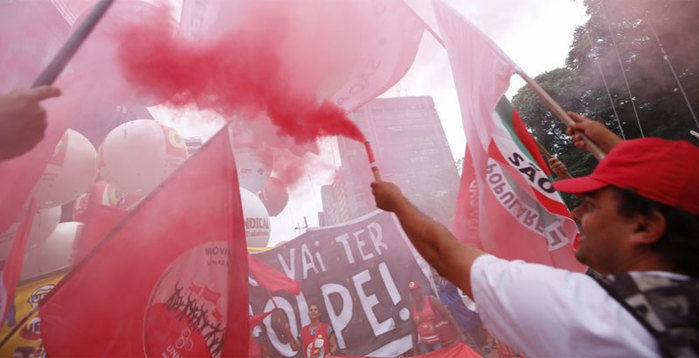Manifestação em apoio a Dilma (Crédito: Folha)