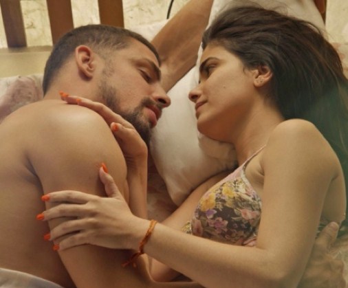 uliano (Cauã Reymond) e Tóia (Vanessa Giácomo)