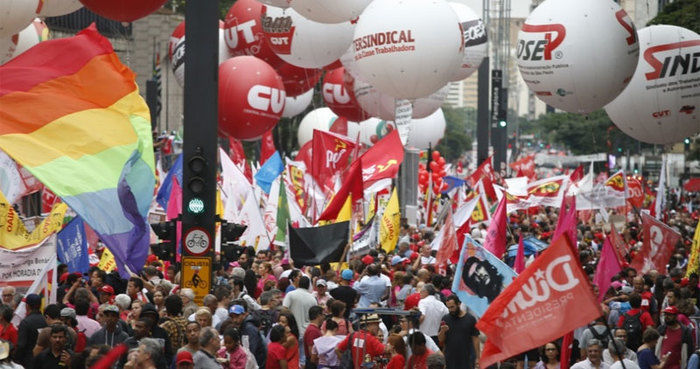 Manifestação em apoio a Dilma (Crédito: Folha)