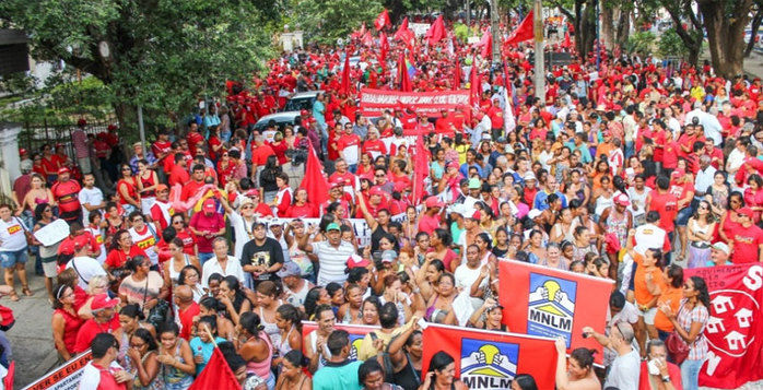 Manifestação em apoio a Dilma (Crédito: Folha)