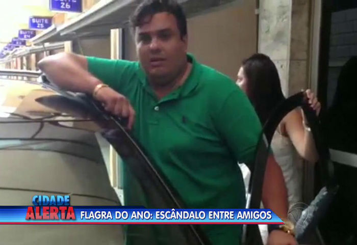 Casal é flagrado em motel (Crédito: Divulgação)