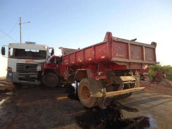 Acidente envolvendo dois caminhões em Floriano (Crédito: FlorianoNews)