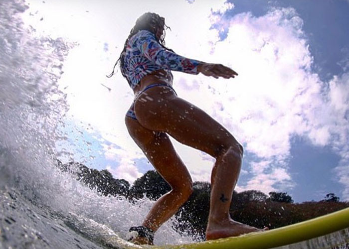 Carol Castro é expert no surfe (Crédito: Instagram )