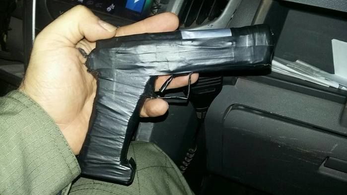 Simulacro de arma de fogo utilizado pelo três (Crédito: Divulgação)