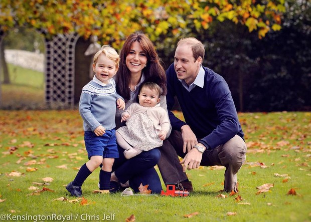 Príncipe George, Kate Middleton a pequena Princesa Charlotte e Príncipe William (Crédito: Reprodução/Kensington Royal/Chris Jelf)