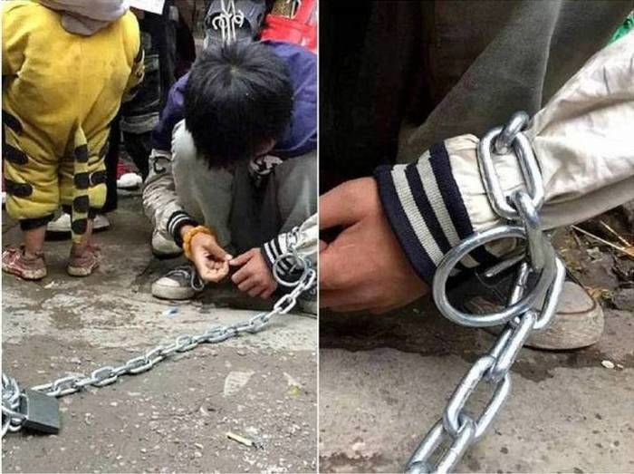 Garoto ficou acorrentado no meio da rua