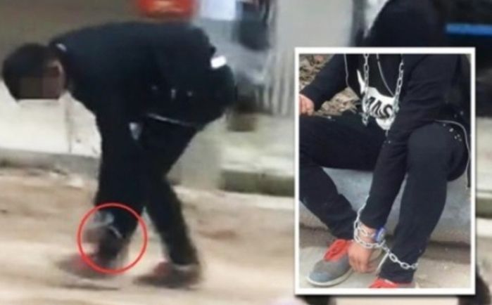 O adolescente foi obrigado a andar com as mãos e pés acorrentados