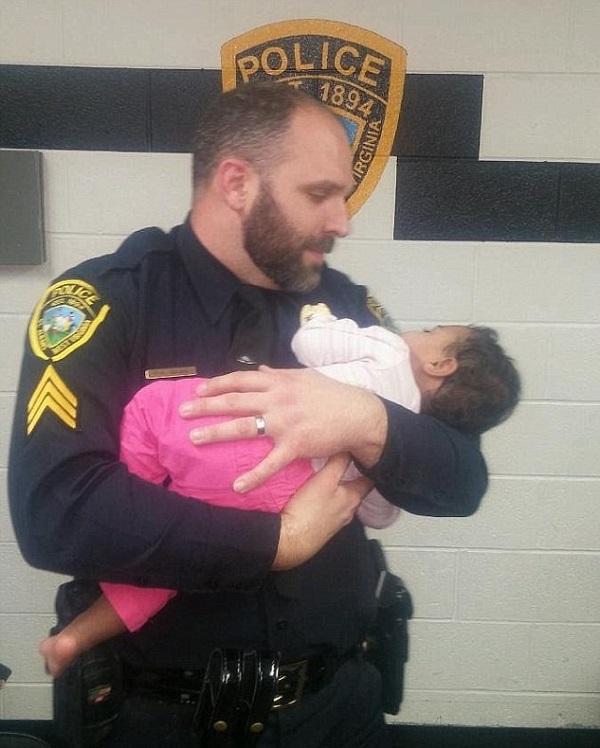 Policial abraçando bebê (Crédito: Reprodução)