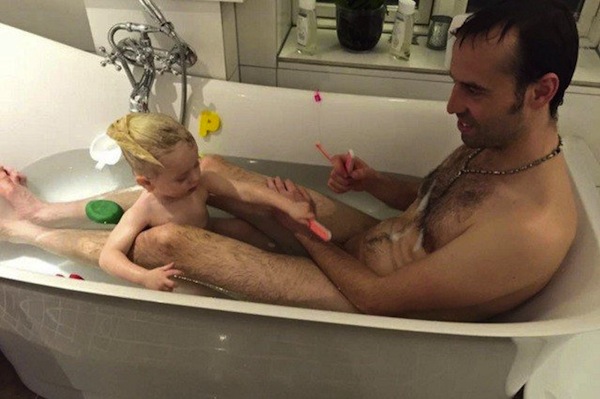 Pai banhando pelado com a filha (Crédito: Reprodução)