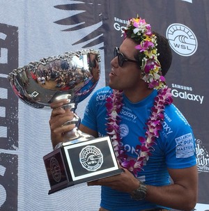 Adriano de Souza, o Mineirinho, é campeão mundial de surfe na 11 etapa do circuito mundial em Pipeline no Havaí (Crédito: David Abramvezt)