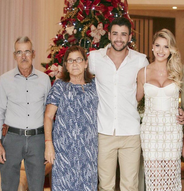 Gusttavo Lima e seus pais durante casamento (Crédito: Divulgação )