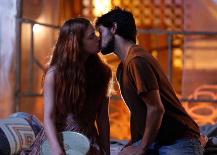 Eliza e Jonatas fazem as pazes e se beijam