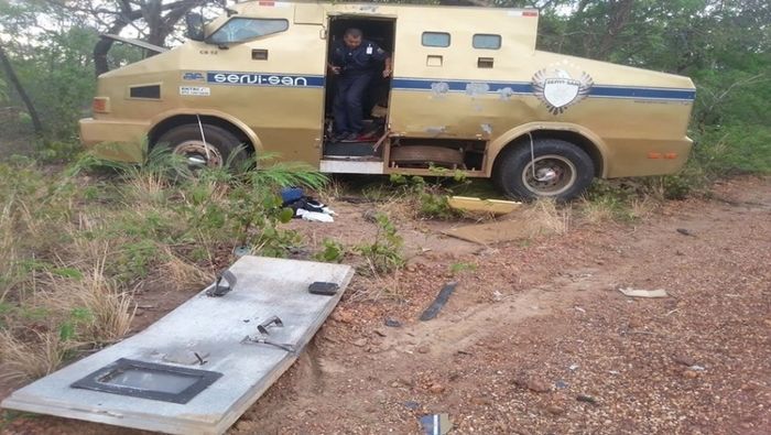 Criminosos explodiram o carro-forte na BR-230