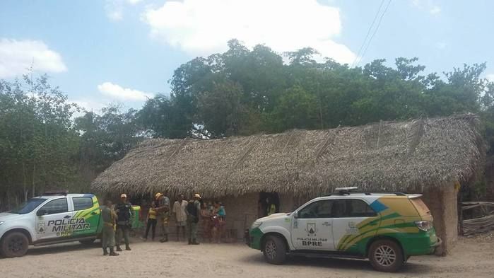 Casa de taipa, onde residem os irmãos vítimas de queimaduras