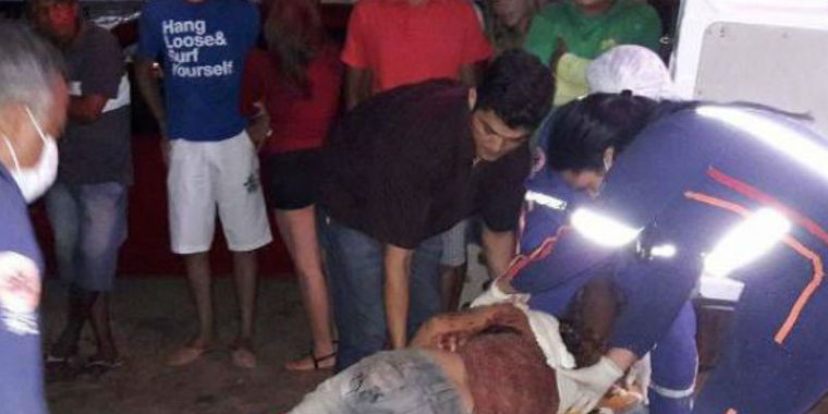 Crime passional: Mulher tem faca cravada no corpo durante briga