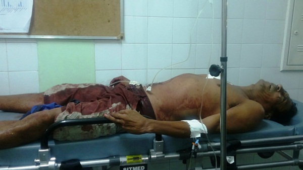 Homem ferido a golpes de faca (Crédito: Reprodução)