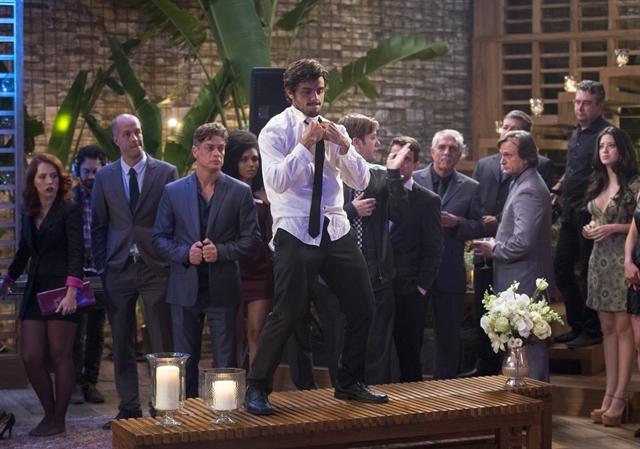 Jonatas faz striptease em festa