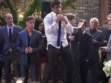 Jonatas fica bêbado e apanha de Eliza após fazer um striptease