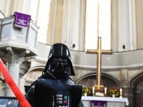 Igreja realiza missa para celebrar lançamento de Star Wars