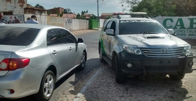 Trio armado rende funcionáriso e rouba malote de dinheiro no Piauí