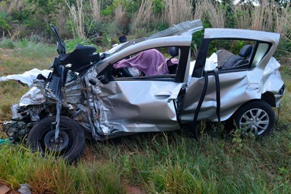 Véiculo modelo Sandero em que vinham os cinco piauienses