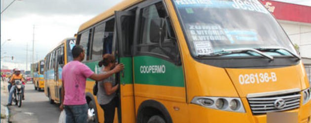 Cobrador é baleado em um micro-ônibus ao exigir passagem de homem