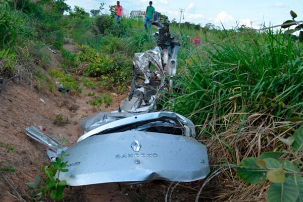 Veículo ficou npraticamente destruído