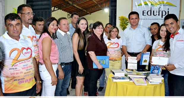 Lançamento da revista, doação de livros marcaram 3º dia dos 20 anos