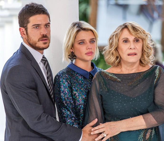 Nora, Belisa e Dante assistem ao show da morena, horrorizados (Crédito: Reprodução)