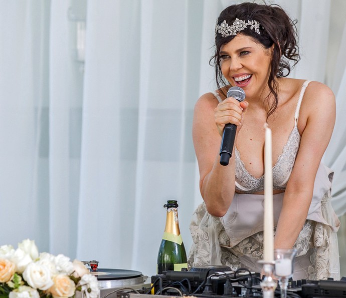 Nelita fica bêbada e faz strip-tease (Crédito: Reprodução)