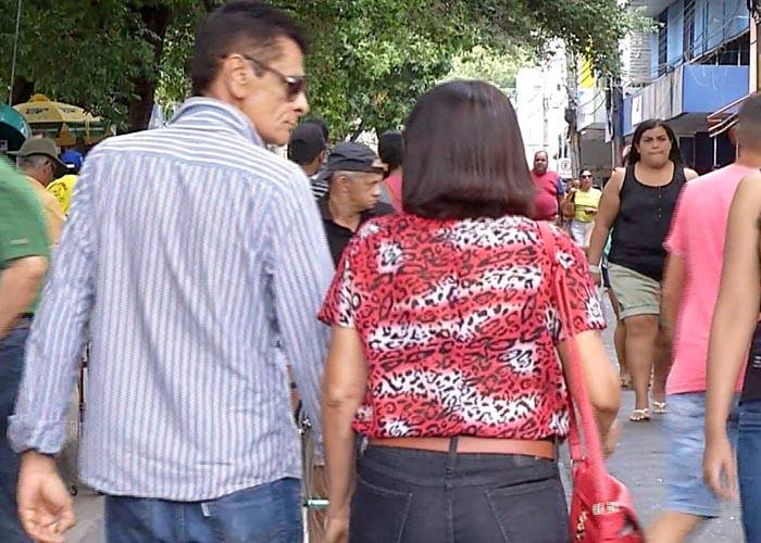 Pessoas transitam pelo centro de Teresina (Crédito: Reprodução TV Meio Norte)