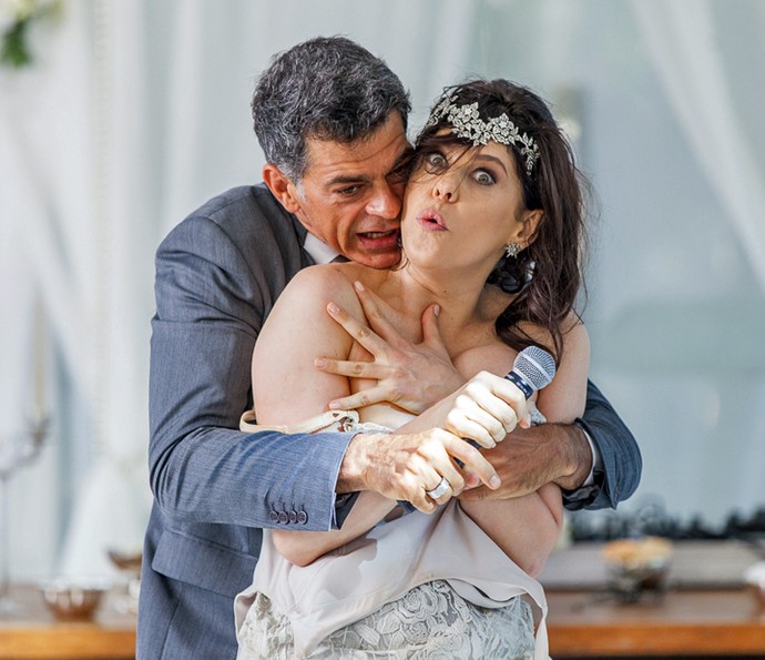 Orlando tenta conter a noiva (Crédito: Reprodução)
