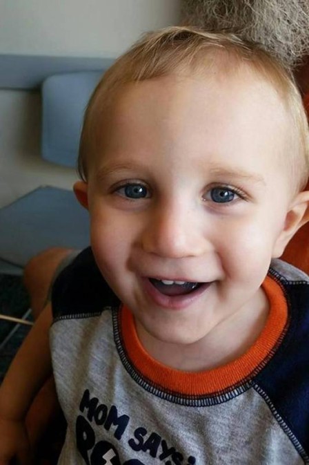 Menino morre ao ser esquecido em quarto por pais que usavam drogas (Crédito: Reprodução)