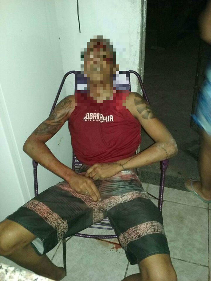 Rapaz sentou na cadeira após receber o tiro (Crédito: Reprodução)