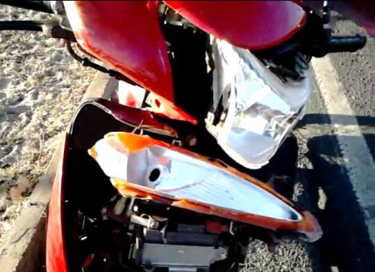 Motocicleta ficou avariada (Crédito: Reprodução)