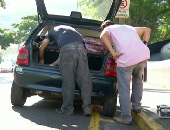 Carro que foi encontrado o corpo da vitima (Crédito: Reprodução)