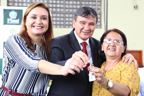 Governador entrega unidades habitacionais (Crédito: Reprodução)