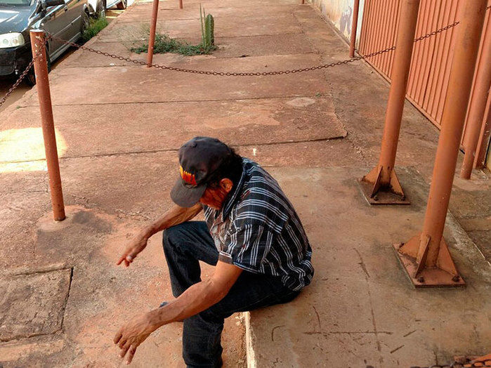 Homem foi agredido a pedradas pelo filho (Crédito: Reprodução)