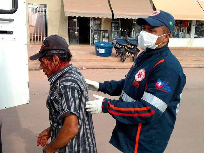 Homem foi agredido a pedradas pelo filho (Crédito: Reprodução)