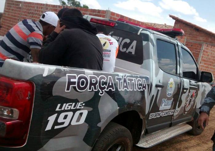 Jovens foram detidos com armas e drogas (Crédito: campomaioremfoco)