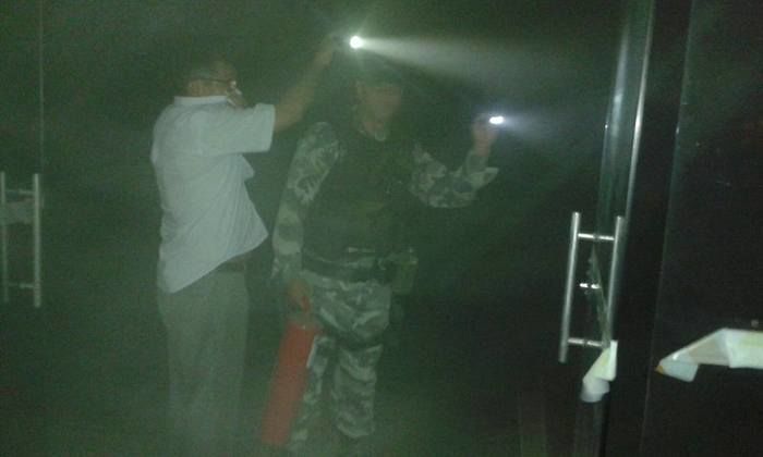 Policiais ajudaram a conter incêndio (Crédito: portaldecampomaior)