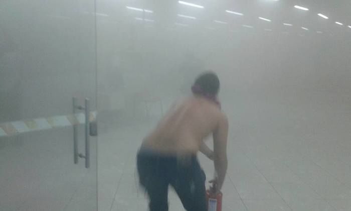 Populares tentam conter incêndio (Crédito: portaldecampomaior)