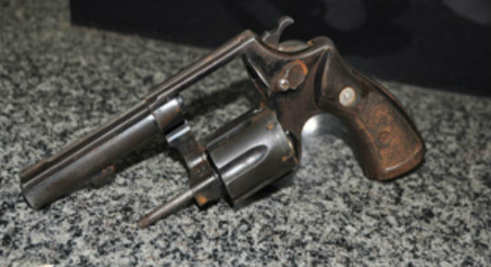 Arma apreendida com os suspeitos (Crédito: portalsaojoanense)