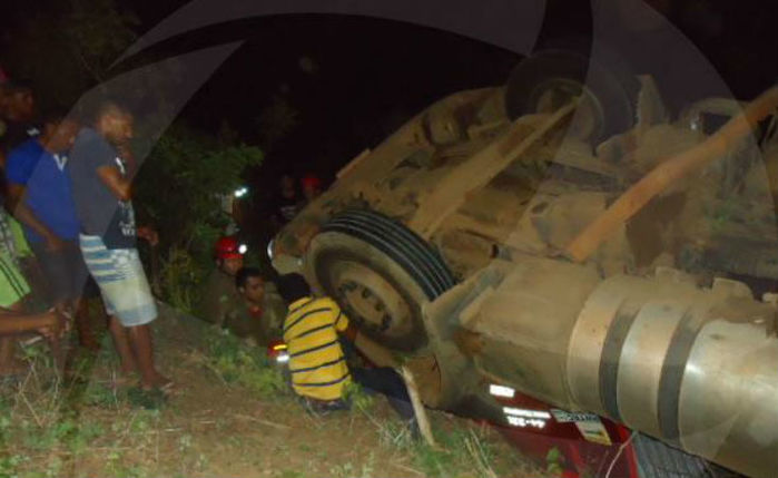Carreta tomba na Pi 105 (Crédito: Florianonews)