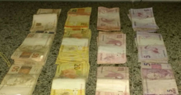 Dinheiro apreendido com os suspeitos (Crédito: portalsaojoanense)