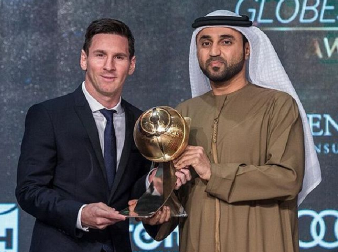 Messi recebe o prêmio Globe Soccer de melhor jogador do mundo em 2015 (Crédito: Divulgação)