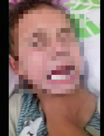 Menino é estrangulado em um dos vídeos (Crédito: Reprodução)
