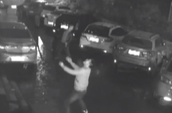 Homem tentando segurar mulher (Crédito: Reprodução)