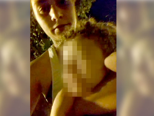 Menino é estrangulado em um dos vídeos (Crédito: Reprodução)